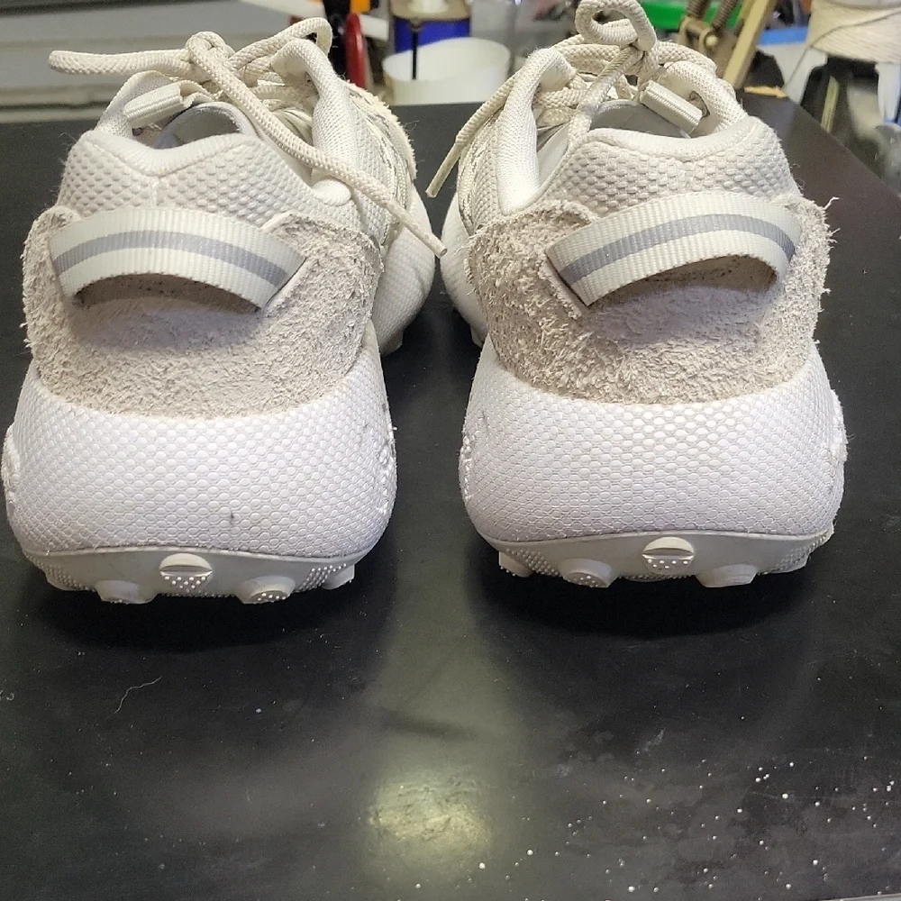 Mens 12 Under Armour Fat Tire Venture Pro shoes in white or light tan. Excellent - Picture 7 of 9